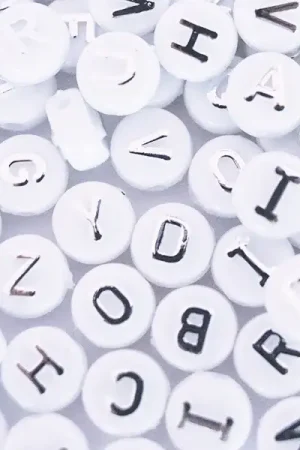 Super Prix Lot de 200 perles rondes alphabet - lettres argentées