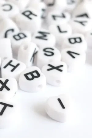 200 perles lettres alphabet en forme de coeur - noires et blanches Nouveauté
