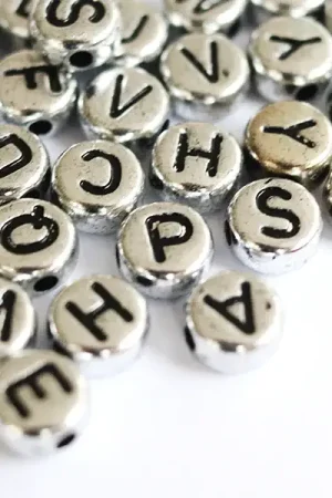 200 perles rondes en plastique - lettres alphabet - argenté et noir Commande En Gros