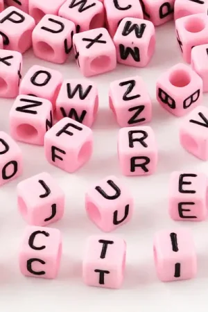 Commande En Gros 200 perles carrées en plastique - lettres alphabet - rose et noir