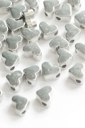Marque 50 petites perles en plastique - cœurs argentés
