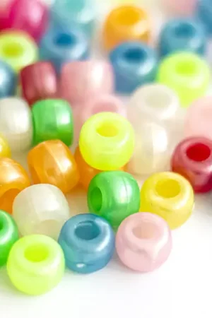 Prix Promo 100 perles en plastiques basiques pour enfants - couleurs nacrées - 9x6 mm