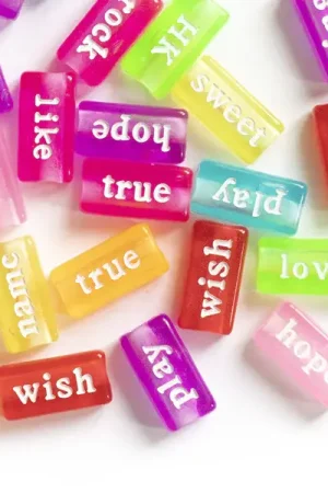 50 perles en plastique- mots flashy multicolore Petit Prix