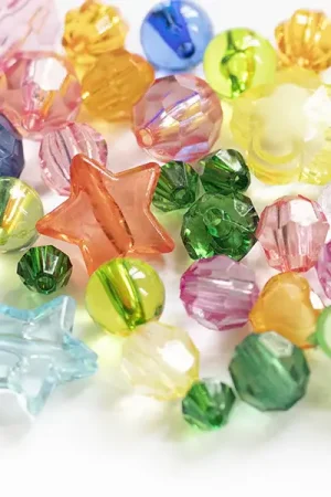 Mix de 50 perles en plastiques transparentes - formes et couleurs variées Expédition Rapide