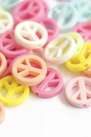 Prix Cassé 50 perles en plastique - Peace and Love - couleurs pastel