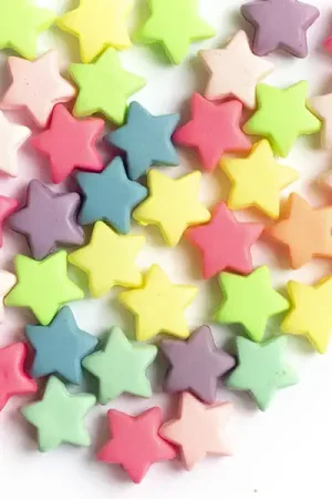 50 perles en plastique - étoiles- multicolore fluorescent - 11 mm Petit Prix