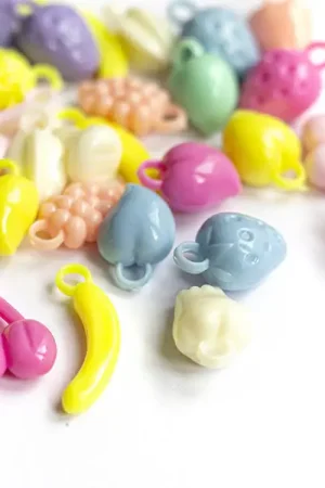 Bon Plan 50 perles en plastique - fruits variés - pastel