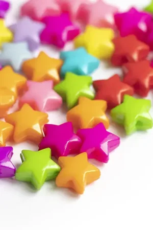 Livraison Express 50 perles en plastique - étoiles couleur vive - 12 mm