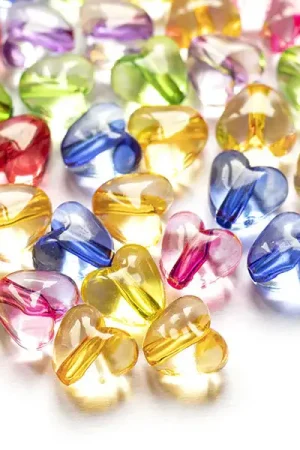 50 perles en plastique coeur - inclusion multicolore - 10 mm Promotion Saisonnière