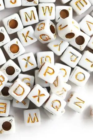 Dernier Modèle 200 perles carrées - cubes en plastique - lettres alphabet - doré et blanc - 6 mm
