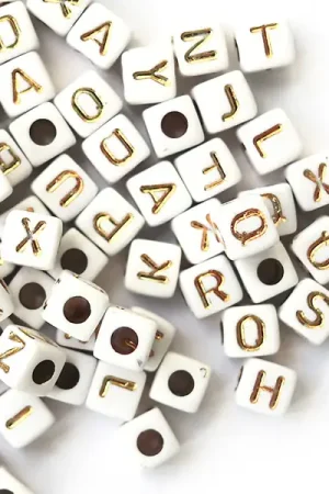 Offre Spéciale 200 mini perles carrées - cubes en plastique - lettres alphabet - blanc et doré - 4,5 mm