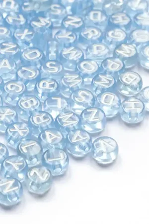 Promotion 200 perles rondes en plastique - lettres alphabet - bleu claur transparent - 7 mm