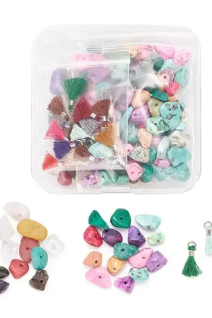 Achat Immédiat Boîte de perles naturelles et synthétiques et pendentifs pompons