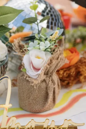 Prix Choc Composition rose fleurs et feuillage nude et vert avec jute