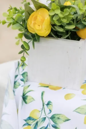 Composition Citrons, Fleurs et Feuillage Jaune et Blanc avec Pot Bois Offre Spéciale