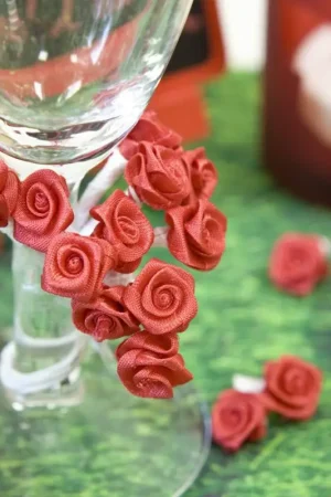 Dernier Modèle Mini rose mariage en satin Rouge x 48 pièces