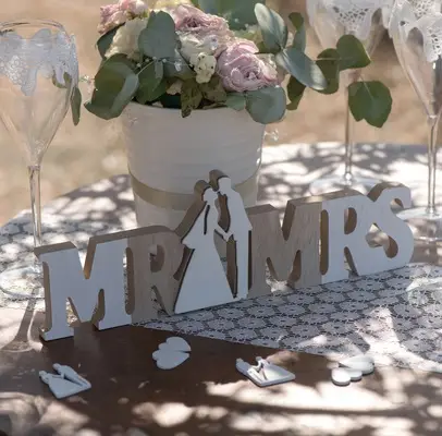 Achetez Aujourd'hui Centre de Table Mr Mrs en bois naturel