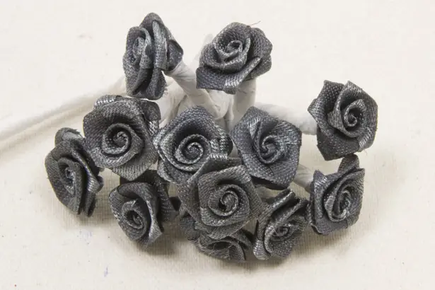 Prix Cassé Mini rose mariage en satin Gris x 48 pièces