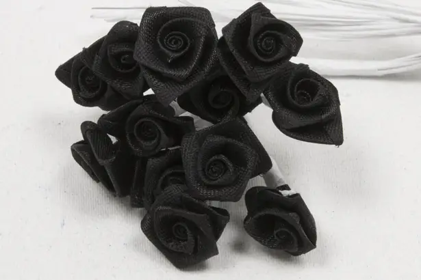 Prix Promo Mini rose mariage en satin Noire x 48 pièces