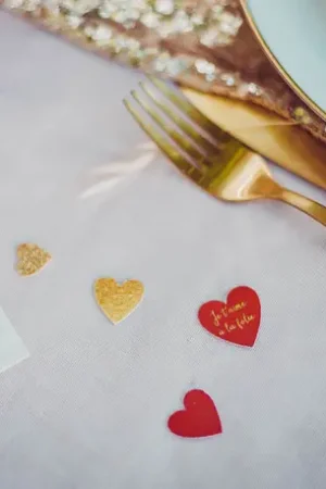 Prix Promo 100 Confettis de table coeur je t'aime