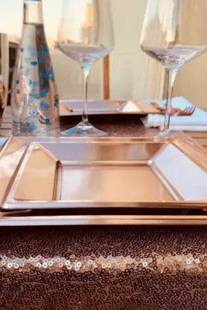Assiette en plastique carrée Rose Gold chrome 23cm x 8 pièces Prix Choc