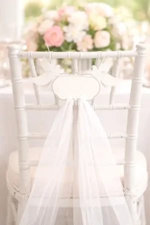 Bon Marché Dos de chaise a suspendre Couple Colombes avec Tulle