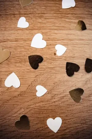 Achat Immédiat Confettis de table petit coeur Or et Blancx 100