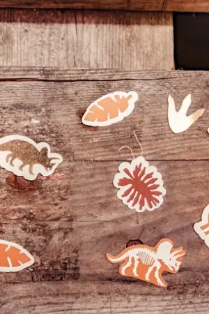 100 Confettis de table Theme Dinosaure Promotion