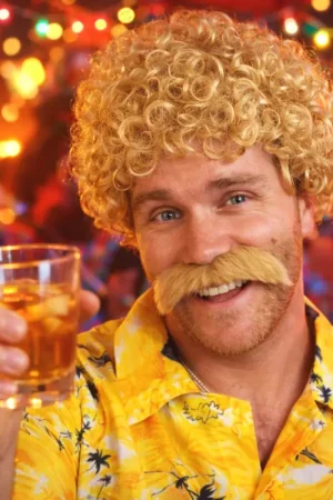 Perruque Courte Frisée Blond avec Moustache Commande En Gros