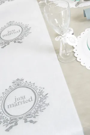 Livraison Express Chemin de table blanc Just married 5mx30cm