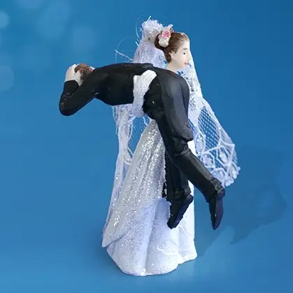 Nouvelle Collection Sujet Mariage Le Marié sur l'épaule de la Mariée