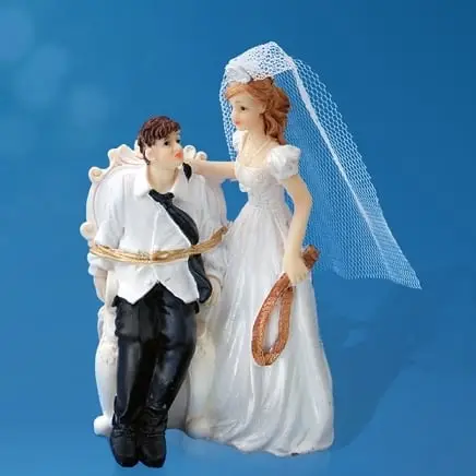 Figurine des Mariés Attaché à la Chaise en résine 11 cm Pas Cher