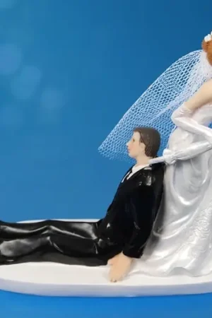 Figurine Humoristique de la Mariée Trainant son Mari Nouvelle Collection