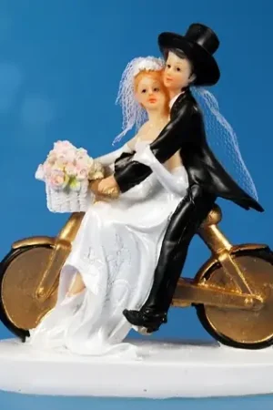 Sujet de Mariage du Couple de Mariés sur Vélo Doré Must-Have