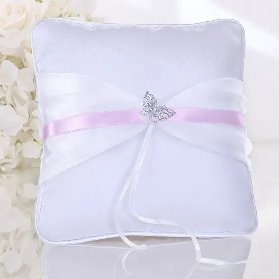 Prix Réduit Coussin porte alliance Blanc en tissu satin Papillon