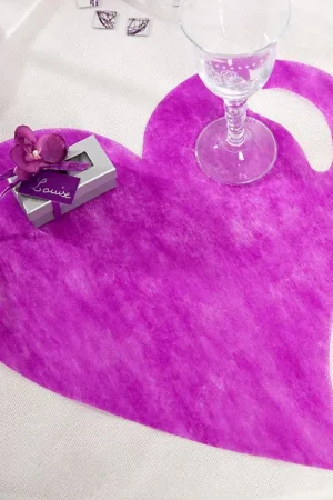 Soldes Set de table coeur en tissu intisse Prune x 50 pièces