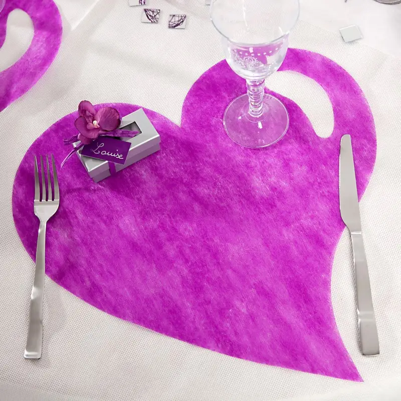 Soldes Set de table coeur en tissu intisse Prune x 50 pièces