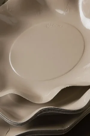 Assiette en carton design Vague Taupe 27cm x 8 pièces Nouveauté