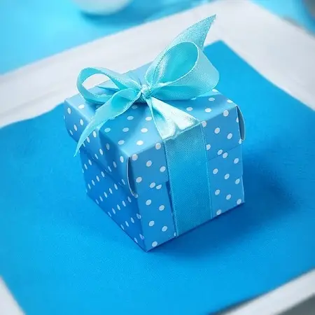 Prix Réduit Boite a dragées en carton Bleu ciel a pois x 10 pièces