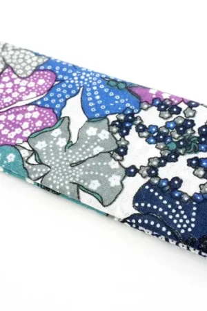 Coupon de tissu imprimé grandes fleurs tons bleus - 43 x 53 cm Offre Limitée